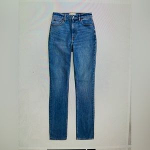 NWT
Ultra High Rise 90s Slim Straight Jean
Color: MEDIUM
Size: MEDIUM 32 LONG